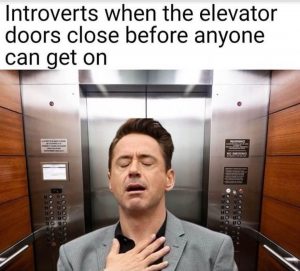 Dvigalo, v katerem je ena oseba. Nad osebo je napis "introverts when the elevator doors close before anyone can get on", humorno prikazuje naravno introvertiranih oseb.