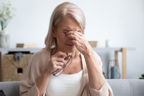 zagon bolezni suhih oči pri starejši ženski